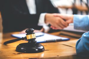 good service cooperation Consulting of business people and lawyers or judges with a client-facing te