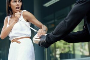 Robber want to steal handbag of frightened girl