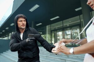 Robber want to steal handbag of frightened girl