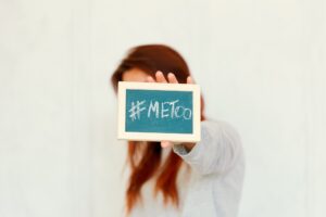 woman showing a note with the text me too