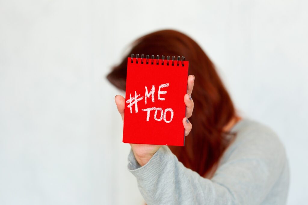 woman showing a note with the text me too